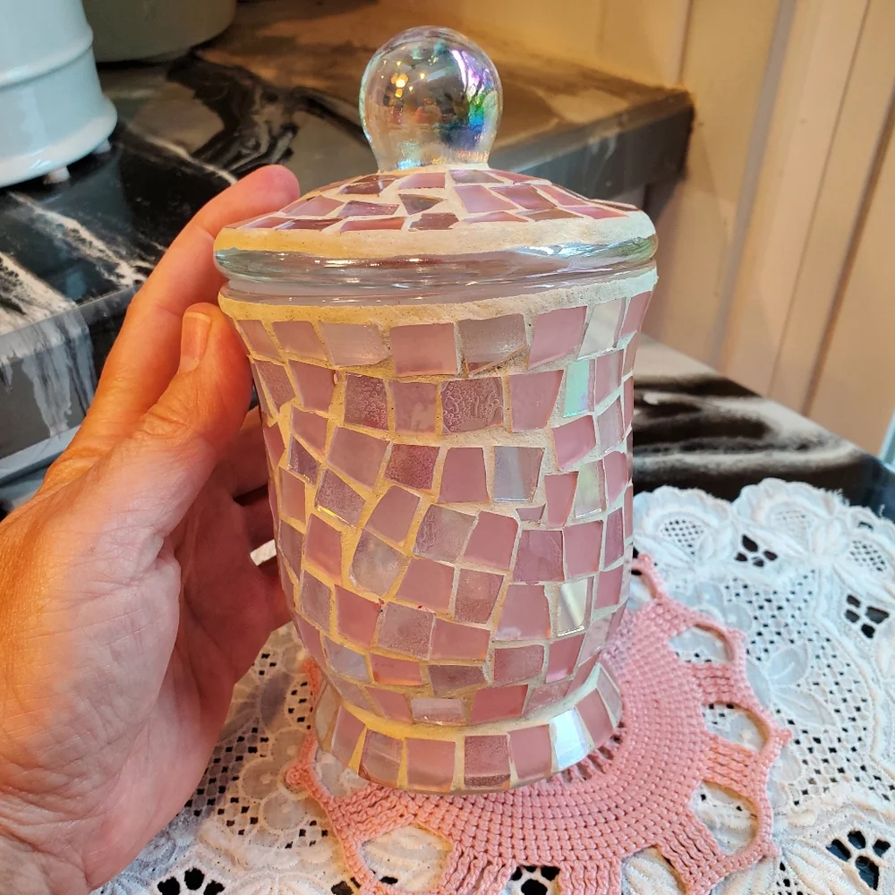 Pink glass-pieces accessories container with lid